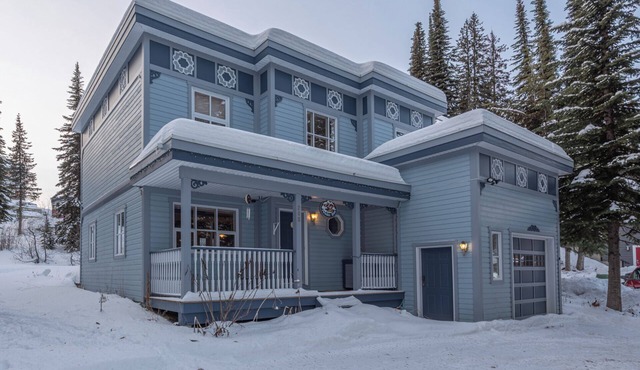 Entire 4 Bedroom Home Right on trails - Sauna & Private Hot Tub!
