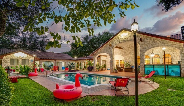 EPIC NEW LISTING - Spanish Hacienda - Heated Pool - Game Room - Sleeps 16