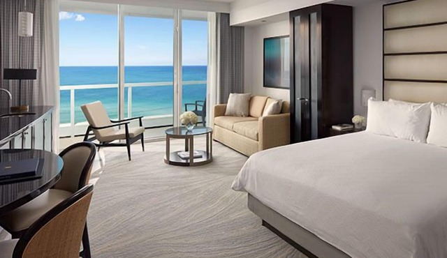 Excellent View From Your Room! 4 Spacious Units, Outdoor Pools, Miami Beach