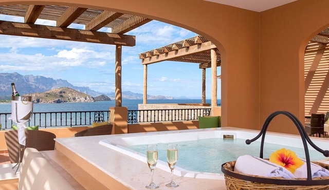 Exclusive 4-Bedroom Penthouse in Loreto – Golf & Oceanfront Luxury