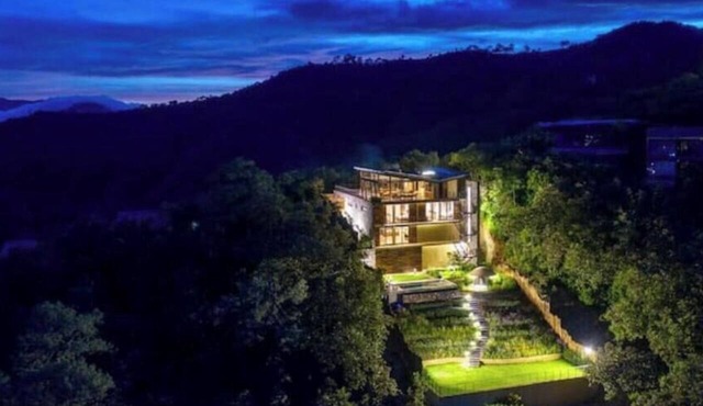 Exclusive home in El Santuario, with a view of the lake