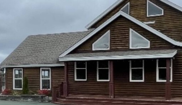 Executive Chalet 30 Mins From City Life NOW WITH HOT TUB in Brigus Junction
