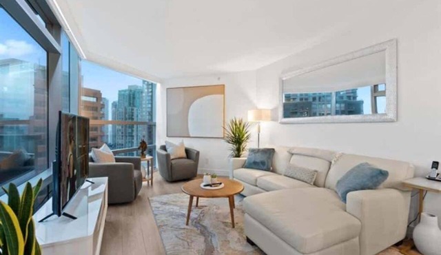 Executive Downtown Suite with Great City Views
