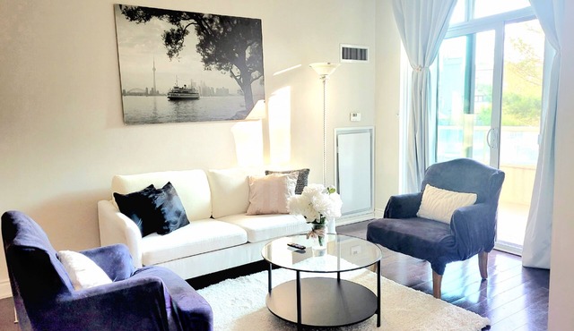 Executive Spacious Ravine Living with Pool Gym & Free Parking