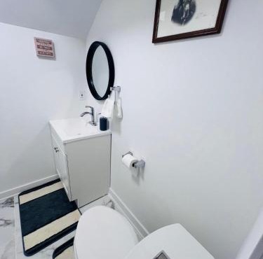 Exquisite 2-Bdrm Basement Suite with FREE Parking