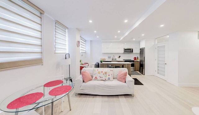 Fabulous 3-bedroom condo with AC in vibrant Downtown Montréal - parking optional