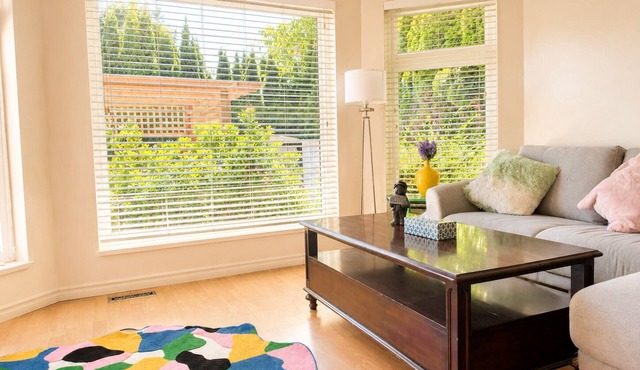 Family-Friendly 2BR Minutes to White Rock Beach！