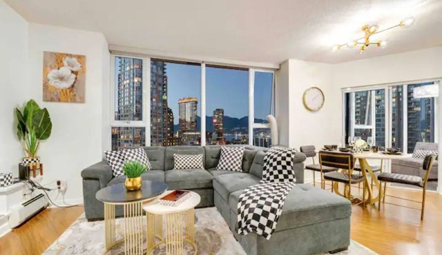 Family-Friendly Condo near Rogers Arena | Parking