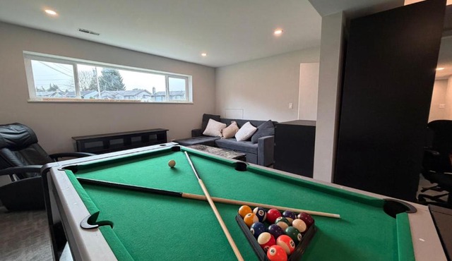 Family Fun Retreat Near Vancouver I Movie Nights, Games & Large Backyard