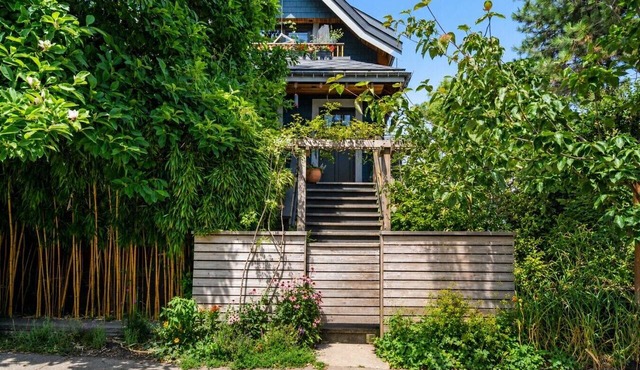 Fantastic EastVan Ground Level Suite Near Downtown