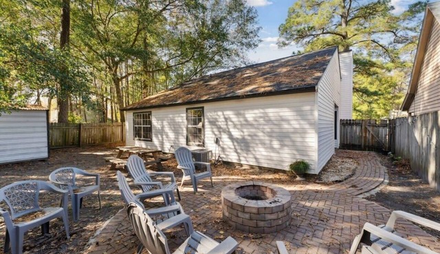 Fenced Yard, Fire Pit & BBQ Grill Near Lake Mayer