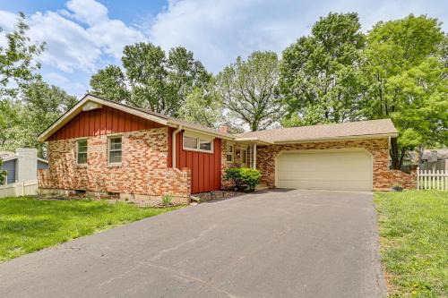Fenced Yard & Patio! Shawnee Getaway 2 Mi to Dtwn