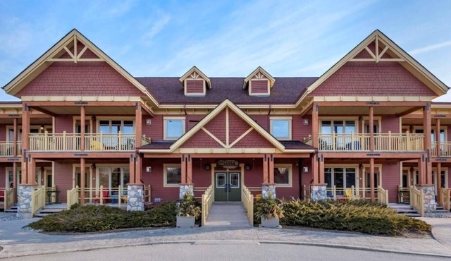 Fireside Mountain Retreat w/Hot Tubs & Balcony l Near Blue Mountain Village