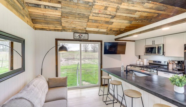 Fishing Pond Access: Pet-Friendly Lorena Studio in Lorena
