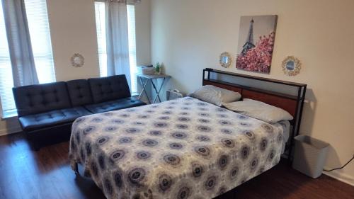 Fletcher Street Private Room with Ensuite Bathroom, Smart TV & Balcony Access