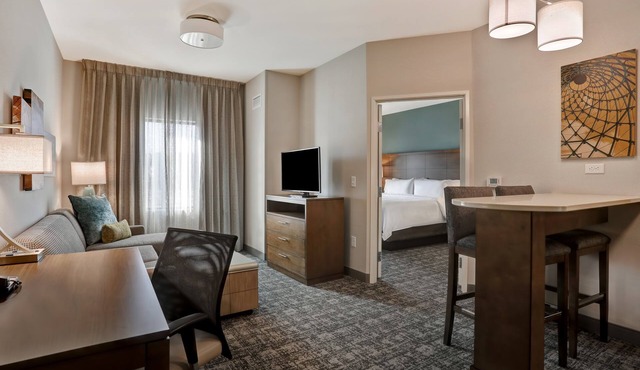 Flexible 1-Bedroom Suite w/Full Kitchen, KS