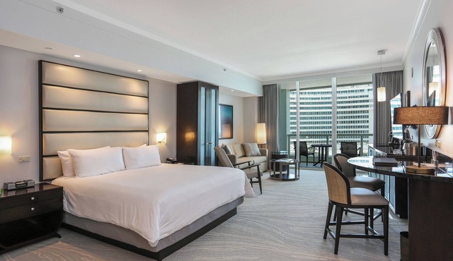 Fontainebleau III Sorrento OceanView Suite FREE valet & Spa Pass No resort fees!