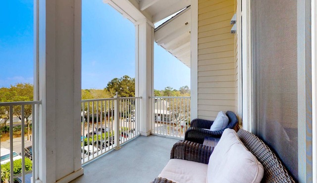 Fourth-floor studio with shared pool, fast WiFi, washer&dryer, & central AC