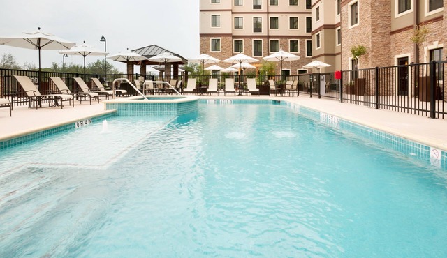 Free Breakfast + Outdoor Pool + Hot Tub | 15 Minutes from Six Flags!