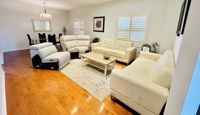 Full House 6 Bedrms, 7 Beds, 3 Bath Airport