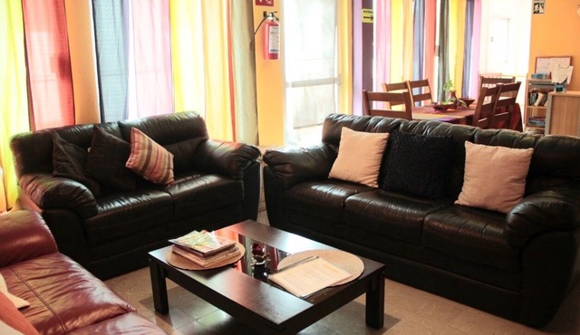 Full house for 14 guests. A/C, TV, Wi-Fi, kitchen, dining and living room. Near beaches and downtown