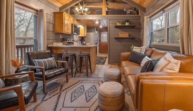 Gabriele Luxury Pondside Cabin w/Hot Tub, Firepit