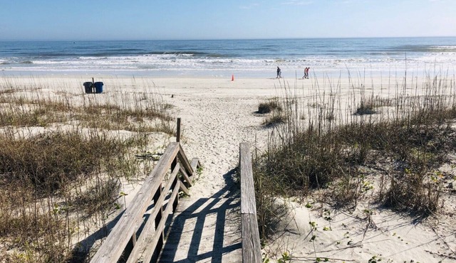 GOIN COASTAL Beach House, 3/2, Sleeps 10, 3 min Walk To The Beach