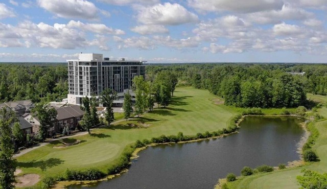 GOLF COURSE CONDO IN NIAGARA FALLS!