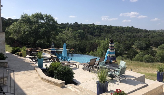 Gorgeous 4900 square foot pool & spa home minutes from Lake Travis and winery