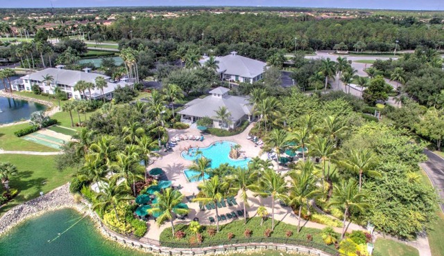 **Gorgeous First Floor Villa in Greenlinks of Lely -Relax by the Pool, Golf at 2 Courses or Enjoy Happy Hour Next Door!**