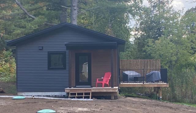 Gorgeous lakeside 2-bedroom cottage in Seeley's Bay perfect for relaxing getaway