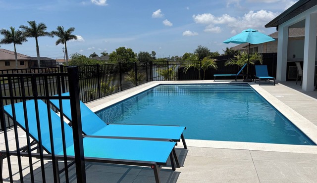 Gorgeous, new 3-bedroom, 3 bathroom house. heated Pool in Cape Coral , sleeps 8