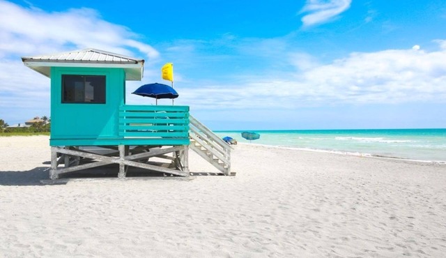 Gorgeous, updated, private stay minutes walk to beach, parks, and shopping