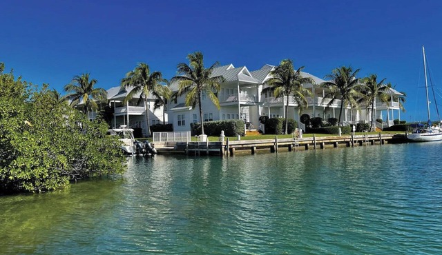Gorgeous Waterfront 3 Bedroom Coral Lagoon Villa, Sleeps 8, with 40' Boat Slip!