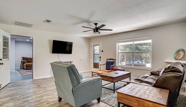 Granbury Cottage, Steps to Lake & Dock!
