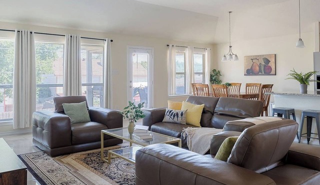 Grand Prairie 4BR Escape w/Pool Table & Ping Pong