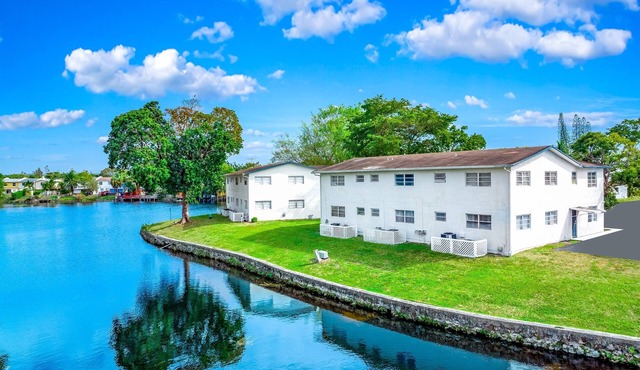 Great for Large Gatherings–Sleeps 30–PalmWaveStays