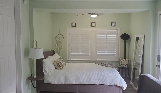 GREAT LOCATION! Cozy Clean Serene Studio w/Free parking!