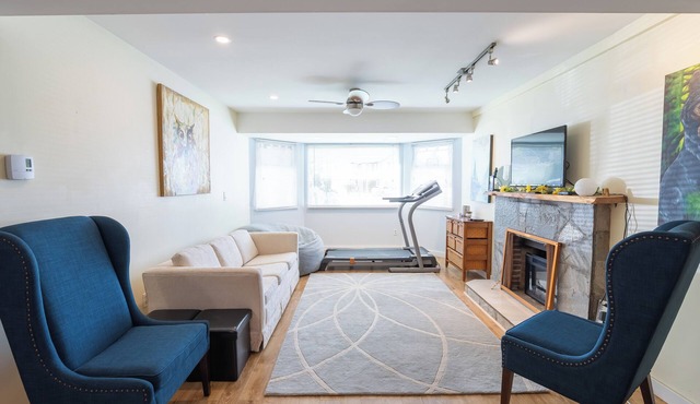 Ground Level 1 Bedroom Suite in Langley. Full Kitchen. Near golf, and shopping.