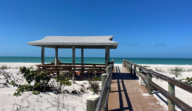 HAPPY HIDEAWAY - Closest Gulf-Front Unit to the Beach – No Resort fees. Sleeps 6