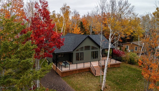 Harper House: Bright 3-Bed PEI Retreat with Deck, Firepit & Shared Beach Access