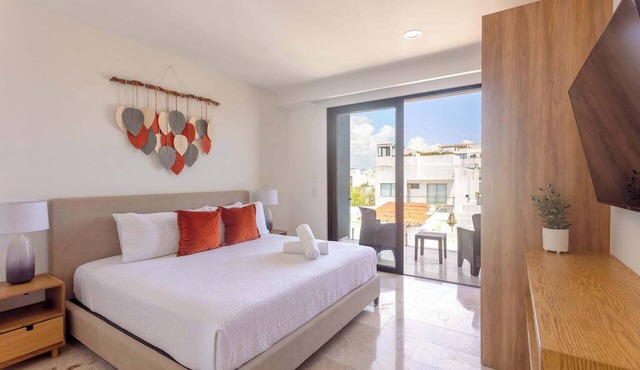 Heart of Playa 5th Ave: Ocean Views & Beach Access