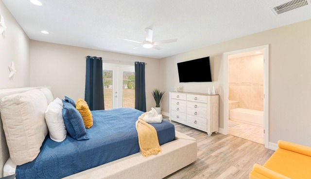 Heated Pool + Sleeps 14 + Waterfront + Perfect for Groups + Close to Airport