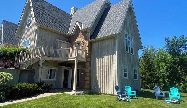 Hidden Gem! Amazing end unit town home