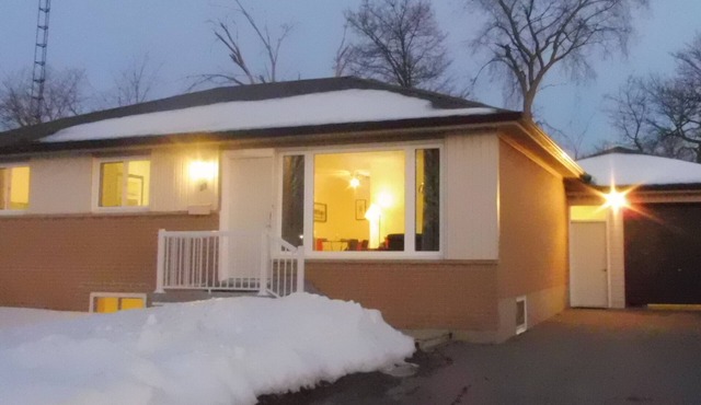 ★ Hidden Gem Heart of city Luxury PVT.Suite★FREE 4 car PKG★+ bikes+ 52"TV+WIFI ★
