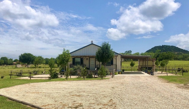 Hidden Gem Rustic private Cottage but minutes to downtown Fredericksburg.