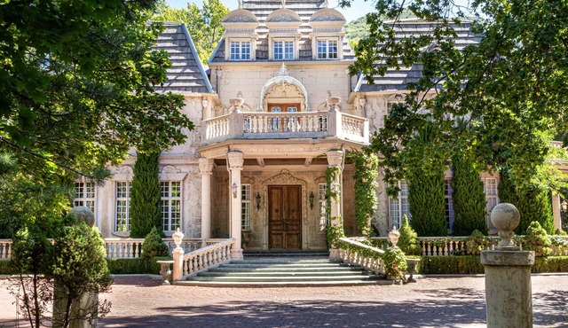 Historic Chateau in Sandy