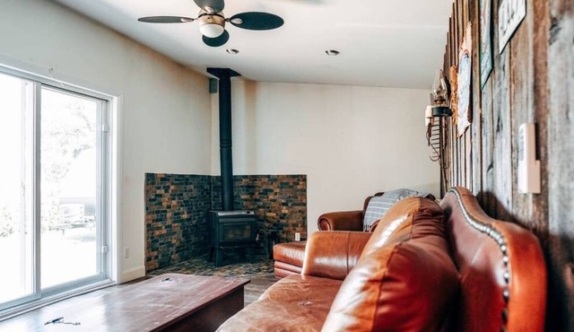 Historic Log Cabin: Country Escape