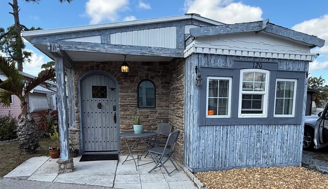 Hobbit Tiny House - Southwest Florida