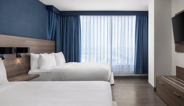 Holiday Inn Express Montreal Airport - St-Laurent by IHG